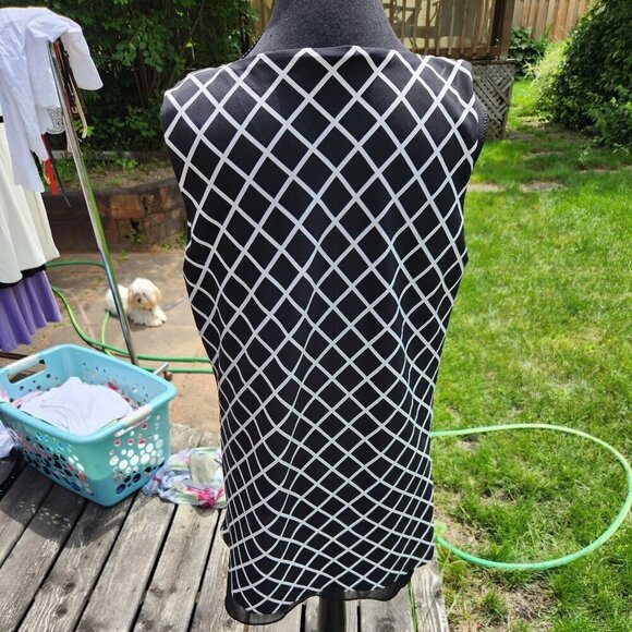 P301. Laura checked tunic |M - Picture 3 of 5